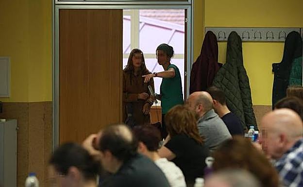 Opositores, ajenos a la información, el primer día de exámenes de la OPE de Osakidetza, el pasado 12 de mayo. 