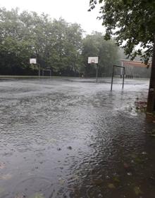 Imagen secundaria 2 - Dos vistas del barrio de Olaberria anegado y el patio de la ikastola Txingudi, en Irun