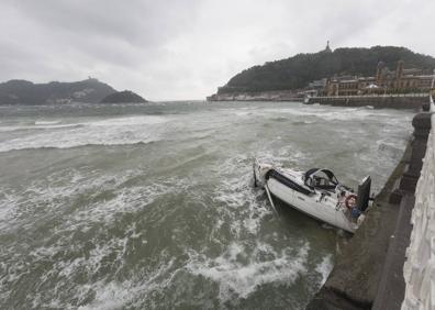 Imagen secundaria 1 - Velero encallado en la playa de La Concha 