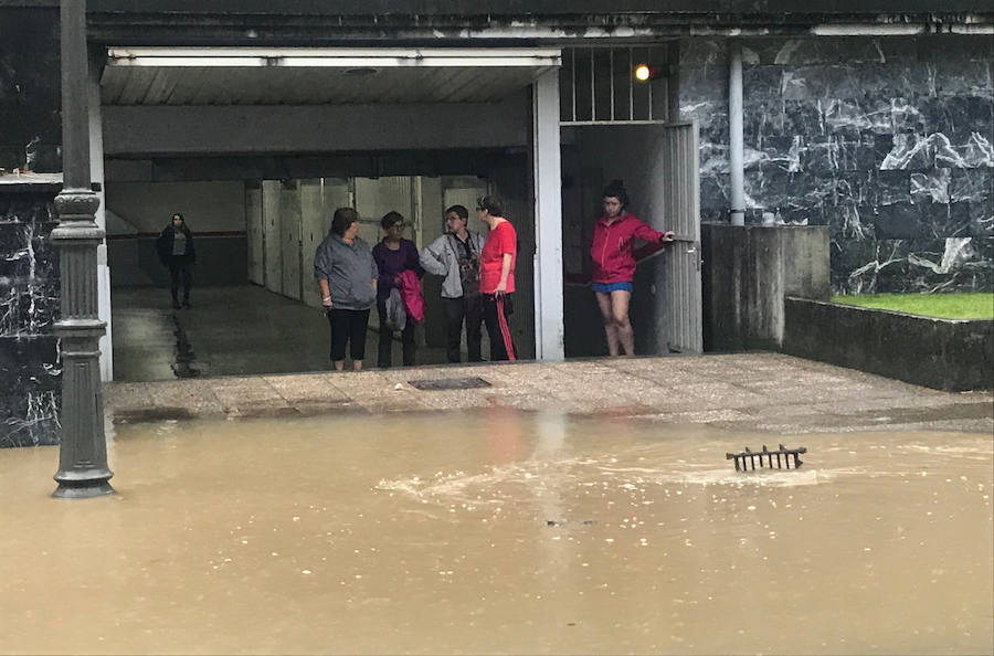 Las fuertes lluvias están provocando inundaciones en distintas zonas de Irun. Los barrios más afectados son los del centro, Olaberria y Jaizubia.