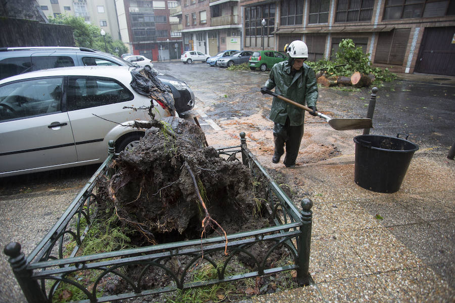Las fuertes lluvias están provocando inundaciones en distintas zonas de Irun. Los barrios más afectados son los del centro, Olaberria y Jaizubia.