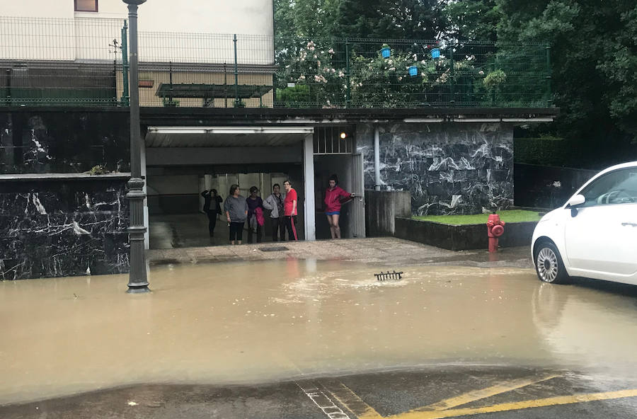 Las fuertes lluvias están provocando inundaciones en distintas zonas de Irun. Los barrios más afectados son los del centro, Olaberria y Jaizubia.