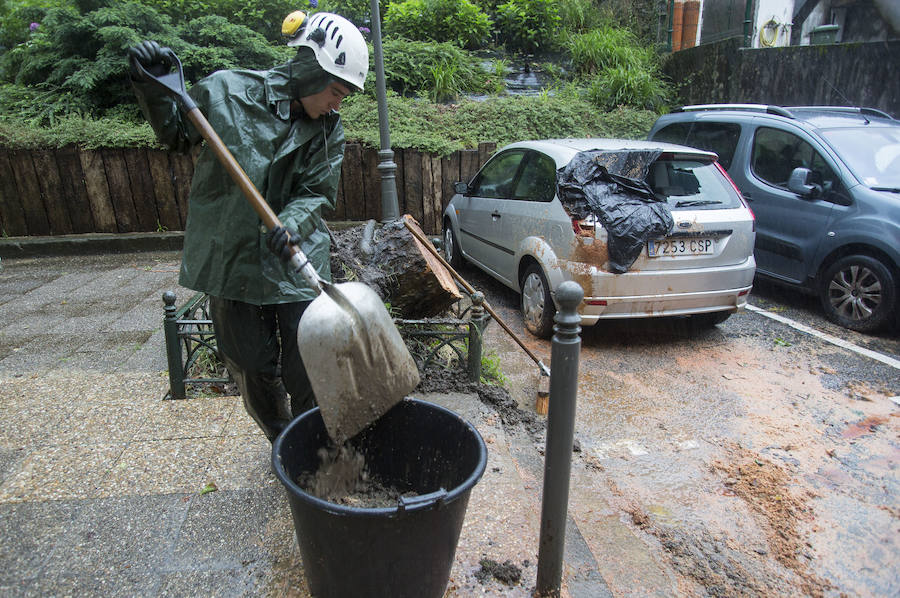Las fuertes lluvias están provocando inundaciones en distintas zonas de Irun. Los barrios más afectados son los del centro, Olaberria y Jaizubia.