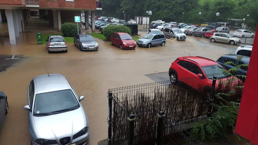 Las fuertes lluvias están provocando inundaciones en distintas zonas de Irun. Los barrios más afectados son los del centro, Olaberria y Jaizubia.