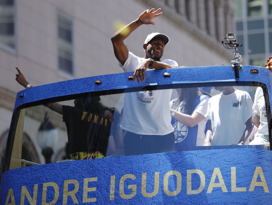 El centro de Oakland ha acogido el desfile de la victoria en honor a los recientes campeones de la NBA, los Golden State Warriors