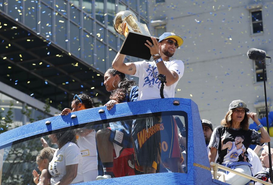 El centro de Oakland ha acogido el desfile de la victoria en honor a los recientes campeones de la NBA, los Golden State Warriors