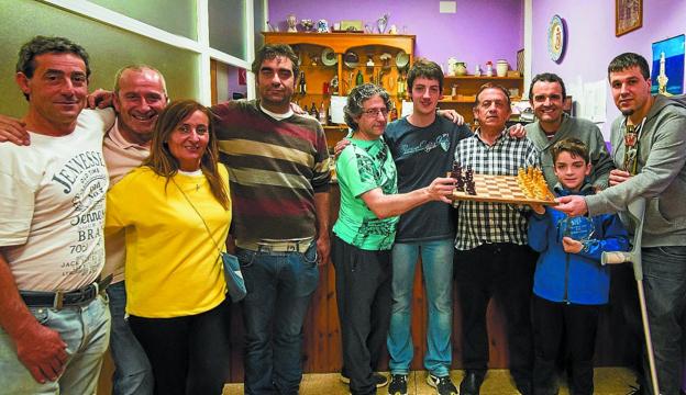 Participantes del campeonato de ajedrez de Santikutz, cuyo vencedor fue Asier Imaz, segundo Xabi Garmendia y tercero Markel Vesga. 