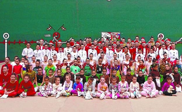 Las componentes de la sección de gimnasia rítmica del Tolosa CF posan en una gran foto de familia.