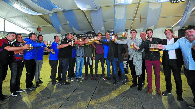 Brindis. Organizadores, homenajeados, patrocinadores y responsables locales brindaron por el éxito de la feria. 