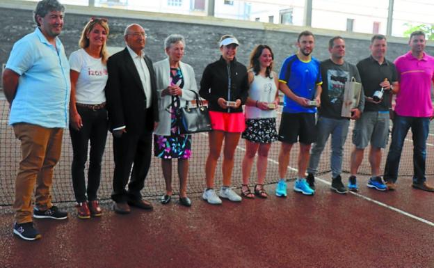 Familiares de González junto a los finalistas en Michelin. 