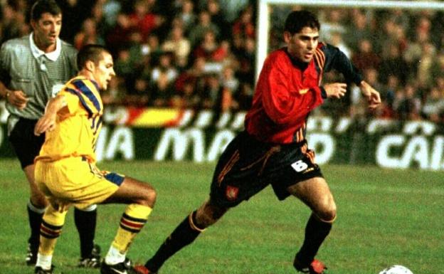 Fernando Hierro, en un partido con la selección en 1997.