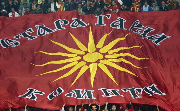 Aficionados macedonios muestran una gran bandera con el Sol del Vergina durante un encuentro del Mundial del año 2012.