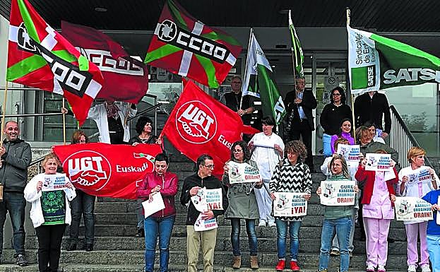 Concentración sindical a las puertas del Hospital de Zumarraga para exigir el pago de los pluses.