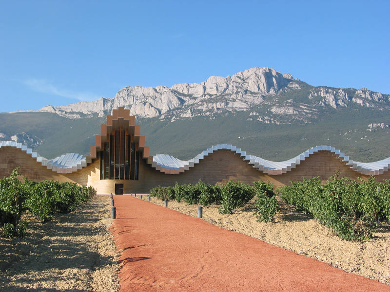 Entre la majestuosa sierra de Cantabria y las orillas del Ebro se extiende un territorio de suaves colinas donde se funden modernidad y tradición