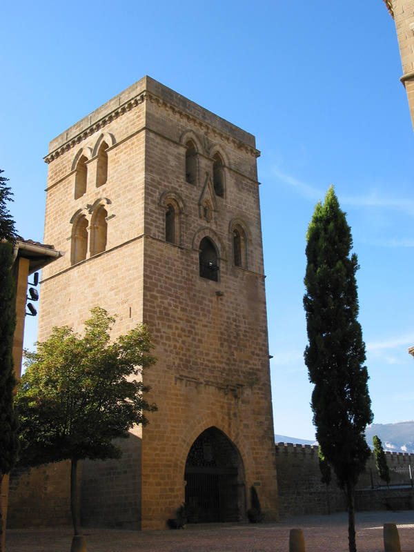 Entre la majestuosa sierra de Cantabria y las orillas del Ebro se extiende un territorio de suaves colinas donde se funden modernidad y tradición