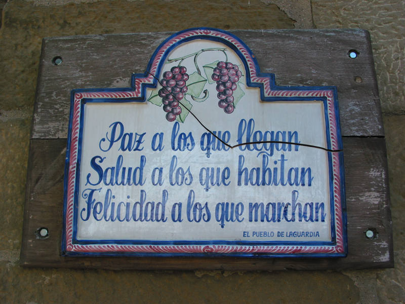 Entre la majestuosa sierra de Cantabria y las orillas del Ebro se extiende un territorio de suaves colinas donde se funden modernidad y tradición