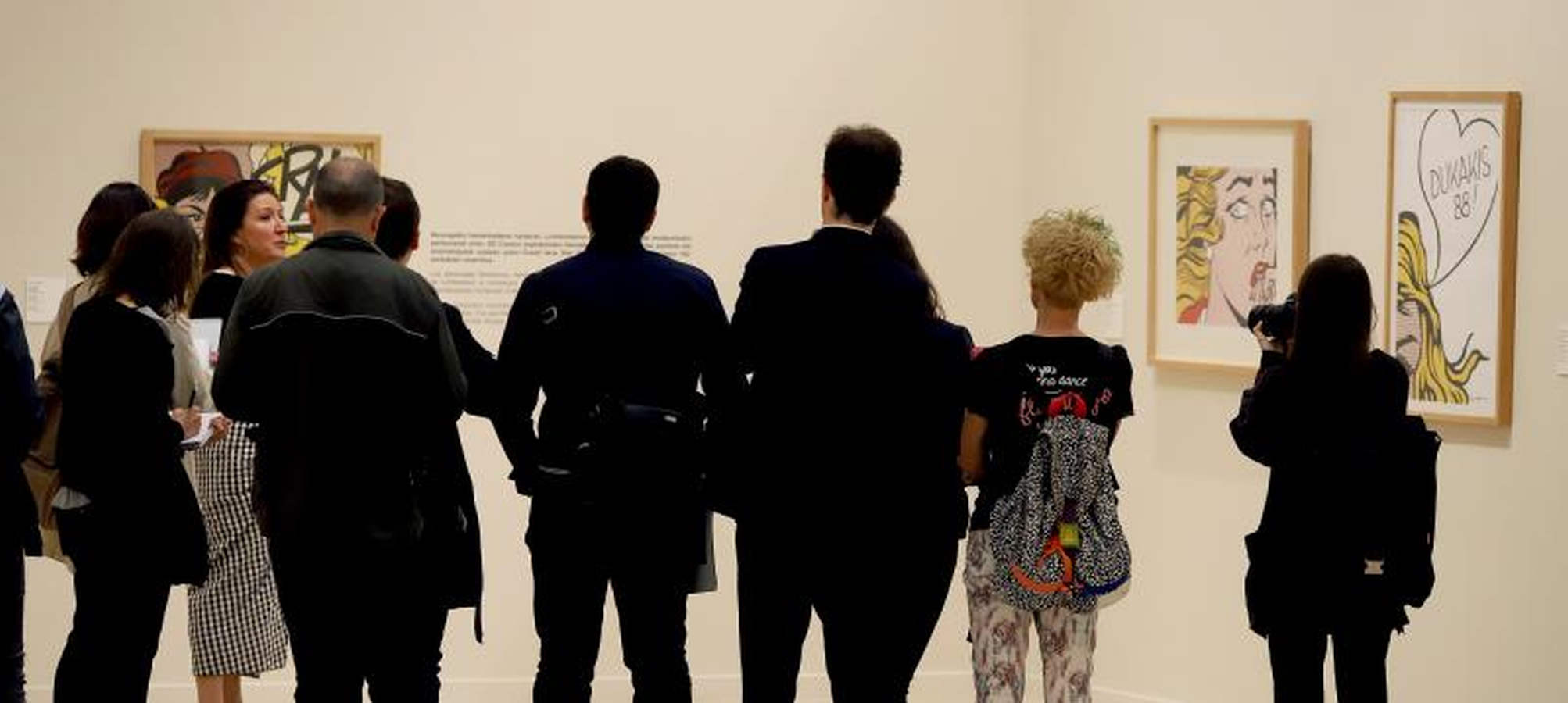 El colorido del pop americano recala este verano en San Sebastián en una exposición en la Sala Kubo con un centenar de piezas de Andy Warhol, Robert Rauschenberg, Roy Litchtenstein, Keith Haring y Robert Indiana que reflejan el espíritu de un movimiento que elevó los objetos cotidianos a la categoría de arte.