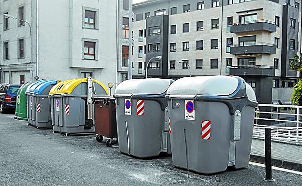 Desde ayer se están cambiando las cerraduras electrónicas de los contenedores marrones y grises. 