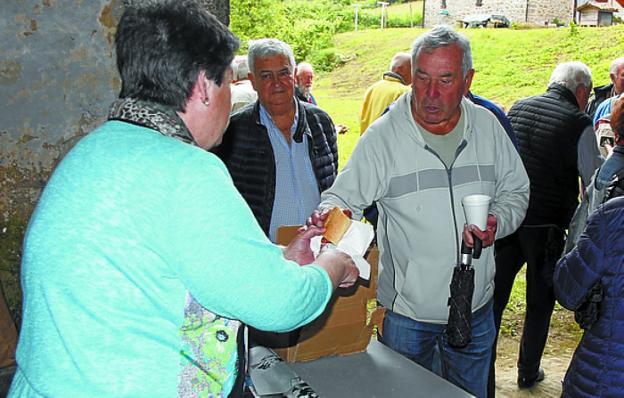 Un buen número de vecinos se acercaron hasta el convento de Sasiola. 