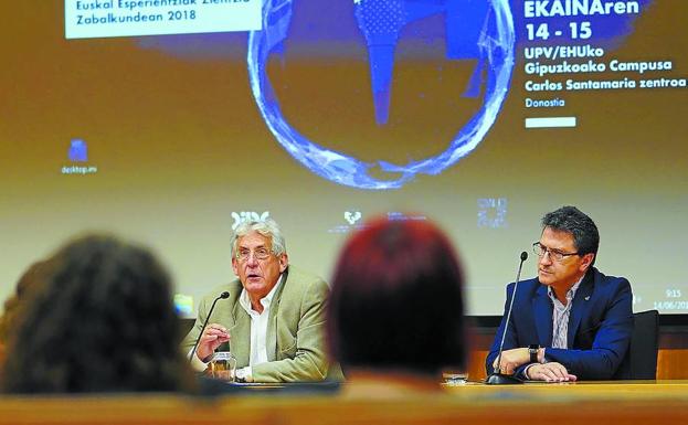 Pedro Miguel Etxenike y Agustín Erkizia presentaron el congreso de experiencias científicas.