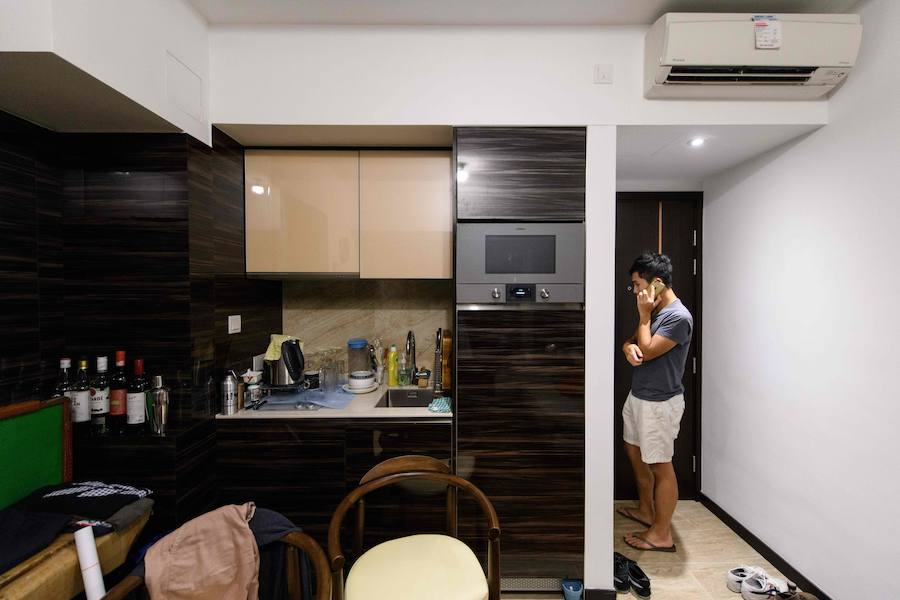 En Hong Kong las llaman «nanoviviendas». La estrepitosa subida de los precios en el sector inmobiliario obliga a los jóvenes asalariados a vivir en espacios cada vez más pequeños y en alquileres compartidos poco convencionales.