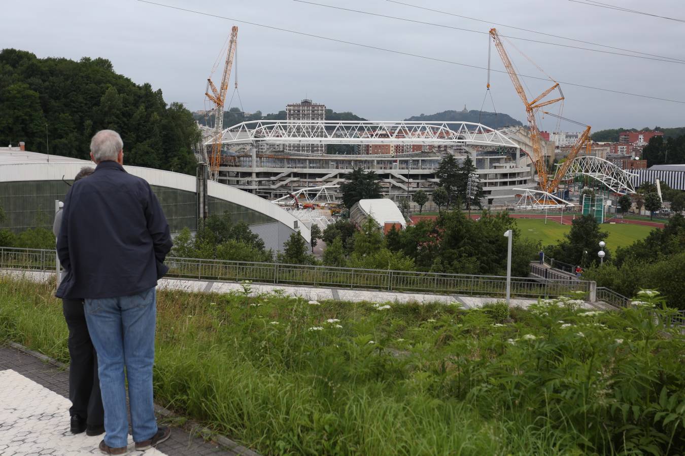 La estructura, de 400 toneladas, se ha elevado a una altura de 25 metros y posteriormente se ha procedido a su anclaje a las vigas de la nueva tribuna sur que se está levantando en la zona más próxima al velódromo de Anoeta.