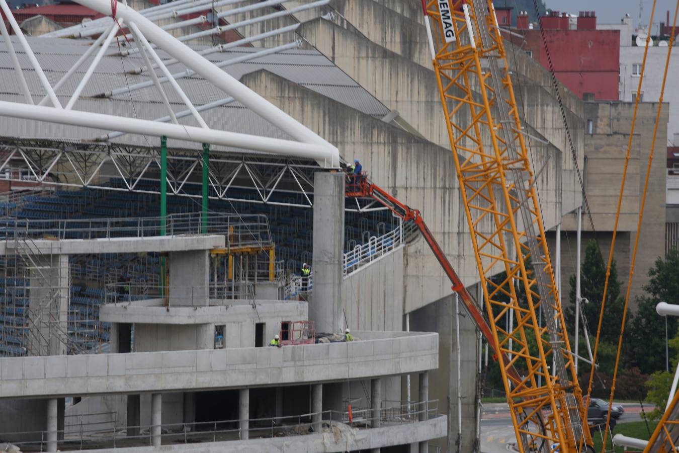 La estructura, de 400 toneladas, se ha elevado a una altura de 25 metros y posteriormente se ha procedido a su anclaje a las vigas de la nueva tribuna sur que se está levantando en la zona más próxima al velódromo de Anoeta.