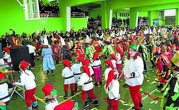 Celebración de los últimos carnavales en el gimnasio de Santa Teresa, con el tema de la mitología vasca.