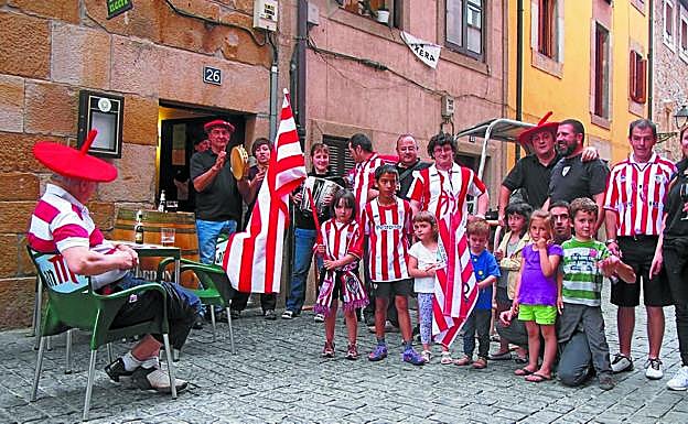 Algunos de los protagonistas que mañana disfrutarán en otro encuentro festivo en 2012. 