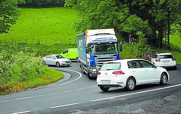 Camiones y coches circulan por el puerto de Belate. 