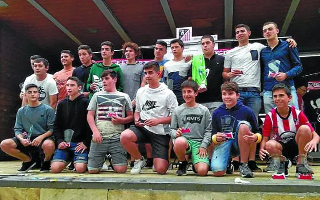 Trofeos. Los premiados en las distintas categorías posaron juntos.