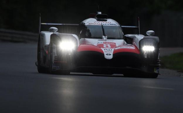 El Toyota TS050 de Alonso, durante la clasificación de las 24 horas de Le Mans.