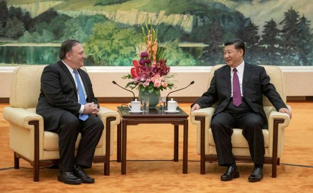 Mike Pompeo, secretario de Estado estadounidense, junto a Xi Jinping, presidente chino.