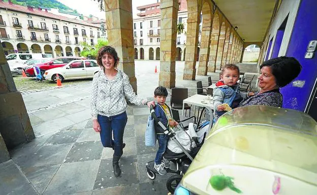 Oihana, en la Plaza Mayor de Zumarraga, junto a sus hijos y la amoña. 