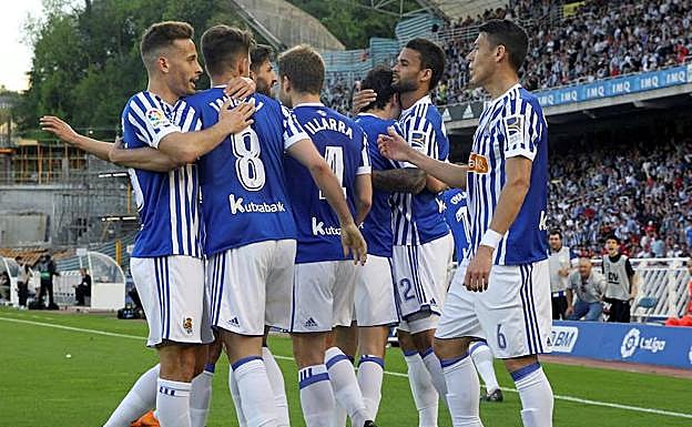 Los jugadores de la Real celebran un gol en el duelo ante el Atlético de Madrid de la pasada temporada. 