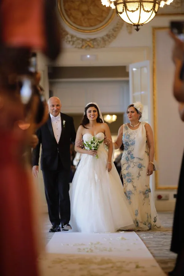 Una iraní y un venezolano han celebrado la ceremonia de su boda por el rito persa en el Hotel María Cristina. Ella es Rana Novini, reportera de la NBC.