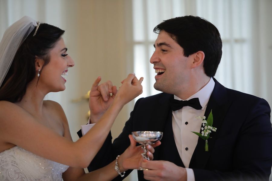 Una iraní y un venezolano han celebrado la ceremonia de su boda por el rito persa en el Hotel María Cristina. Ella es Rana Novini, reportera de la NBC.