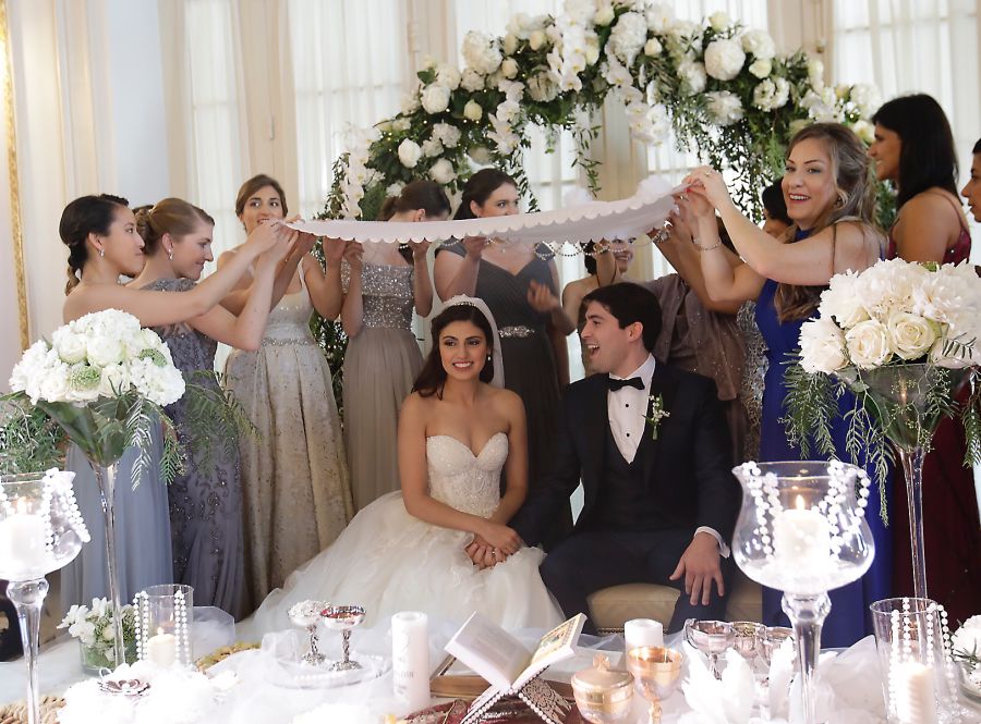 Una iraní y un venezolano han celebrado la ceremonia de su boda por el rito persa en el Hotel María Cristina. Ella es Rana Novini, reportera de la NBC.