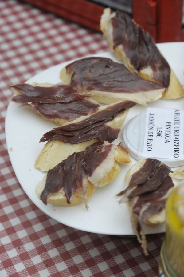 En el Mercado de San Martín se ha realizado un showcooking. La entrega de premios se ha realizado en la carpa junto al quiosco del Boulevard y el chef Paul Arrilaga ha elaborado una receta en el merado de la Bretxa. 