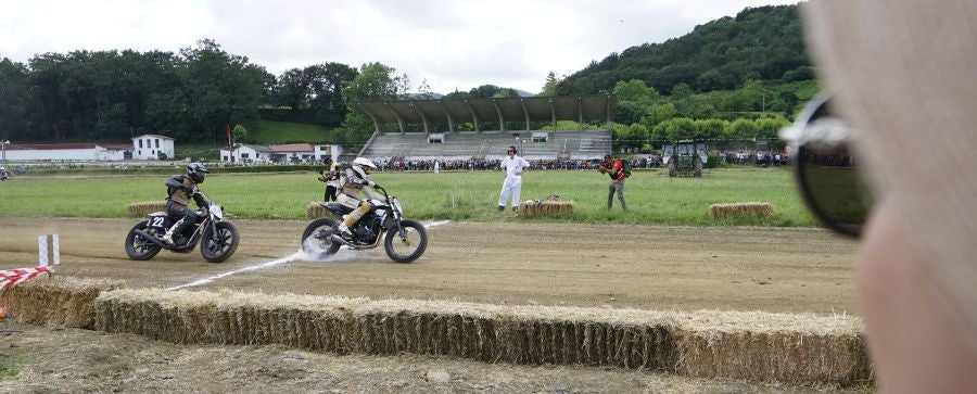 Dentro del hipódromo se ha desarrollado la prueba 'Flat Track', una carrera disputada en circuito de tierra cuya agresividad deja fuera los menos valientes. 