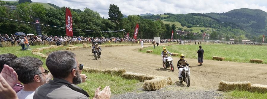 Dentro del hipódromo se ha desarrollado la prueba 'Flat Track', una carrera disputada en circuito de tierra cuya agresividad deja fuera los menos valientes. 