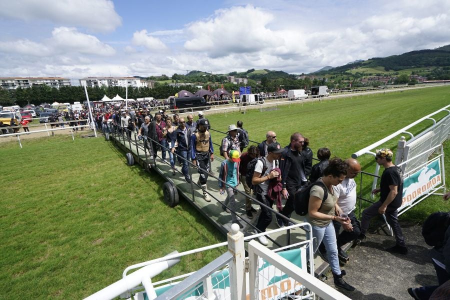 Dentro del hipódromo se ha desarrollado la prueba 'Flat Track', una carrera disputada en circuito de tierra cuya agresividad deja fuera los menos valientes. 