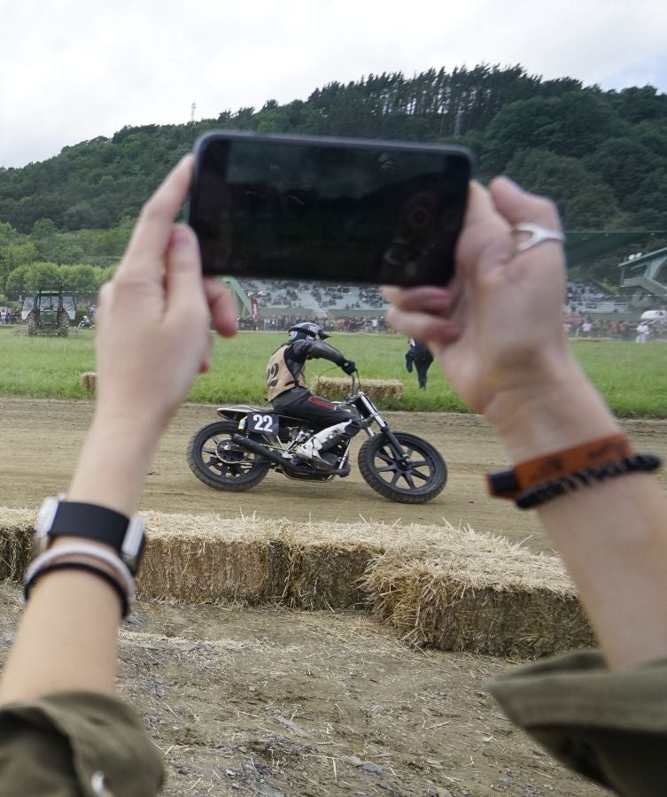 Dentro del hipódromo se ha desarrollado la prueba 'Flat Track', una carrera disputada en circuito de tierra cuya agresividad deja fuera los menos valientes. 