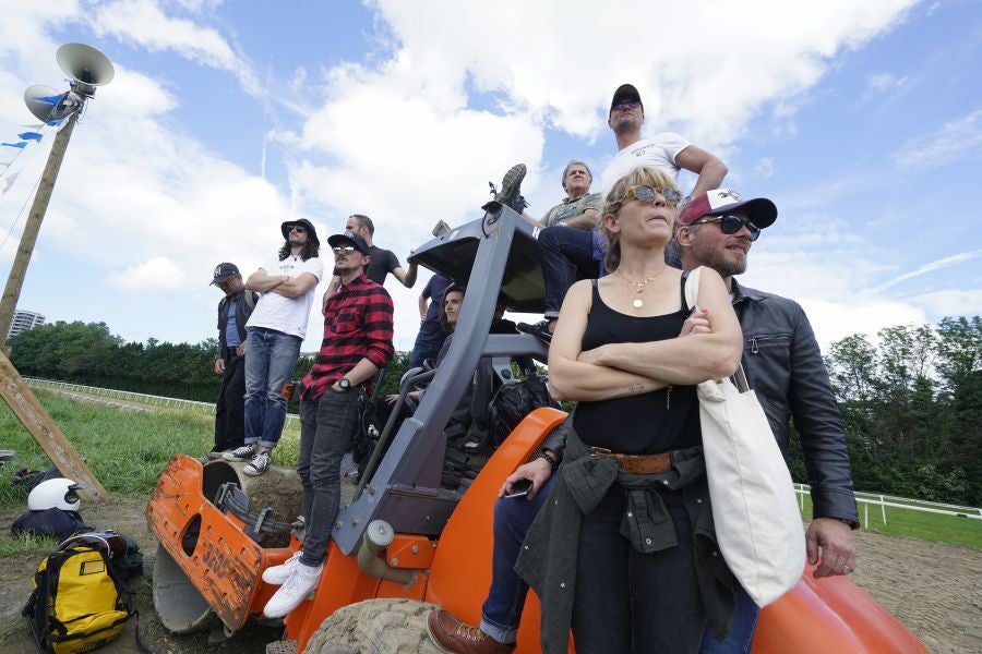 Dentro del hipódromo se ha desarrollado la prueba 'Flat Track', una carrera disputada en circuito de tierra cuya agresividad deja fuera los menos valientes. 