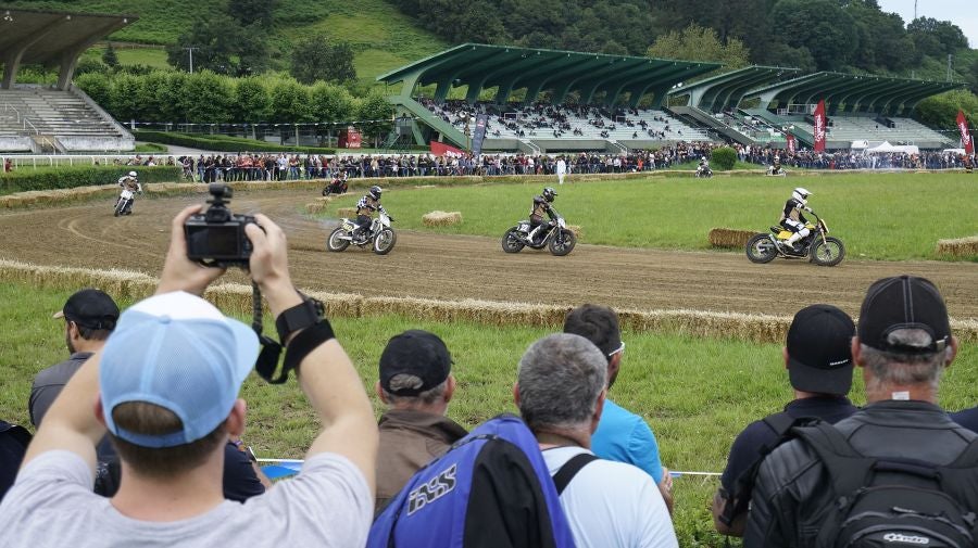 Dentro del hipódromo se ha desarrollado la prueba 'Flat Track', una carrera disputada en circuito de tierra cuya agresividad deja fuera los menos valientes. 