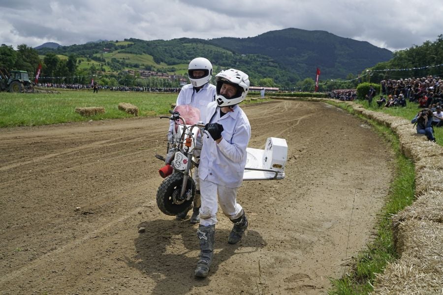 Dentro del hipódromo se ha desarrollado la prueba 'Flat Track', una carrera disputada en circuito de tierra cuya agresividad deja fuera los menos valientes. 