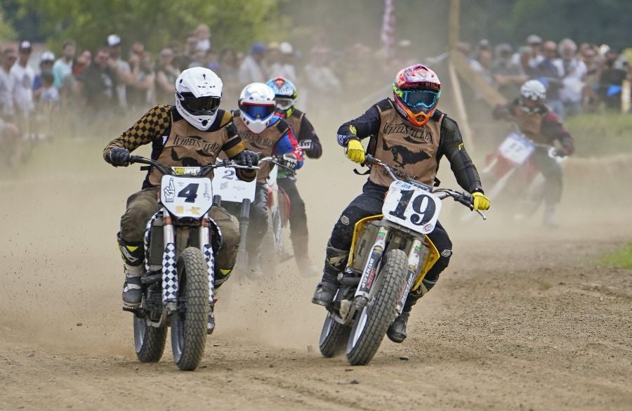 Dentro del hipódromo se ha desarrollado la prueba 'Flat Track', una carrera disputada en circuito de tierra cuya agresividad deja fuera los menos valientes. 