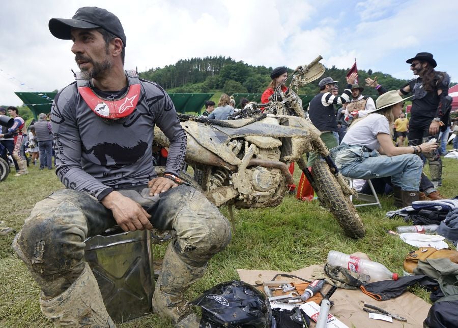 Dentro del hipódromo se ha desarrollado la prueba 'Flat Track', una carrera disputada en circuito de tierra cuya agresividad deja fuera los menos valientes. 