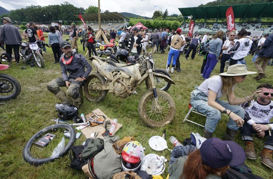 Dentro del hipódromo se ha desarrollado la prueba 'Flat Track', una carrera disputada en circuito de tierra cuya agresividad deja fuera los menos valientes. 