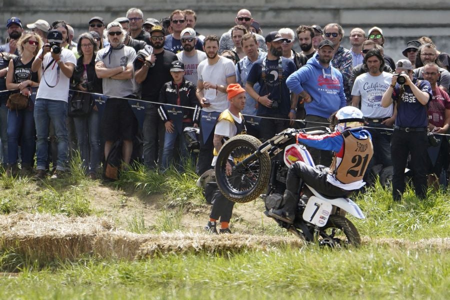 Dentro del hipódromo se ha desarrollado la prueba 'Flat Track', una carrera disputada en circuito de tierra cuya agresividad deja fuera los menos valientes. 
